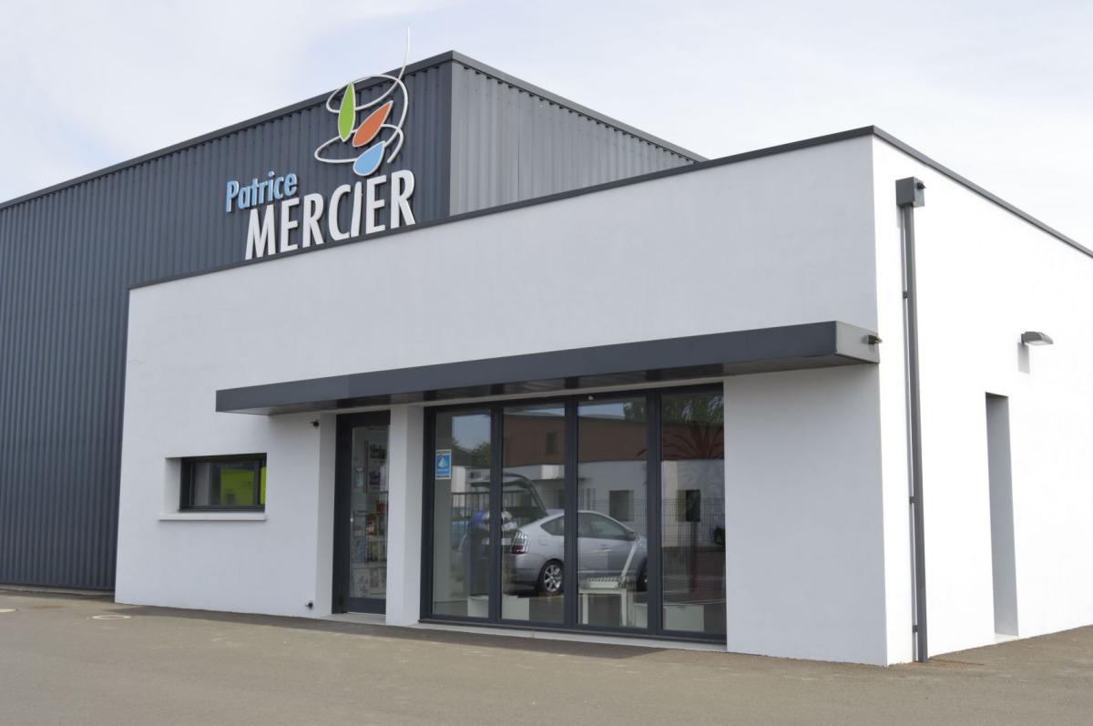 Lettrages en PVC expansé de 19 mm pour l'enseigne de l'entreprise en plomberie chauffage électricité Patrice Mercier en Loire Atlantique