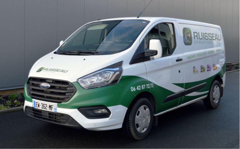 Lettrage en impression & découpe vinyle polymère pour l'entreprise Pascal Ruisseau plombier chauffagiiste à Mésanger