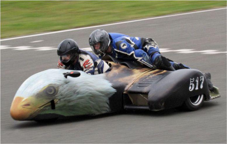 Habillage complet en vinyle polymère coulé pour véhicule de compétition